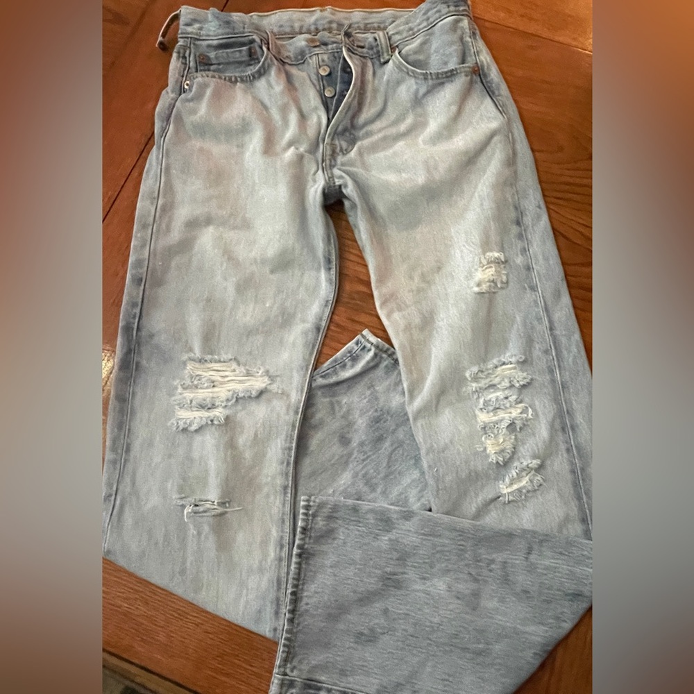 Levi's Classic Light Blue Denim distressed Jeans 501
Ladies 32x34